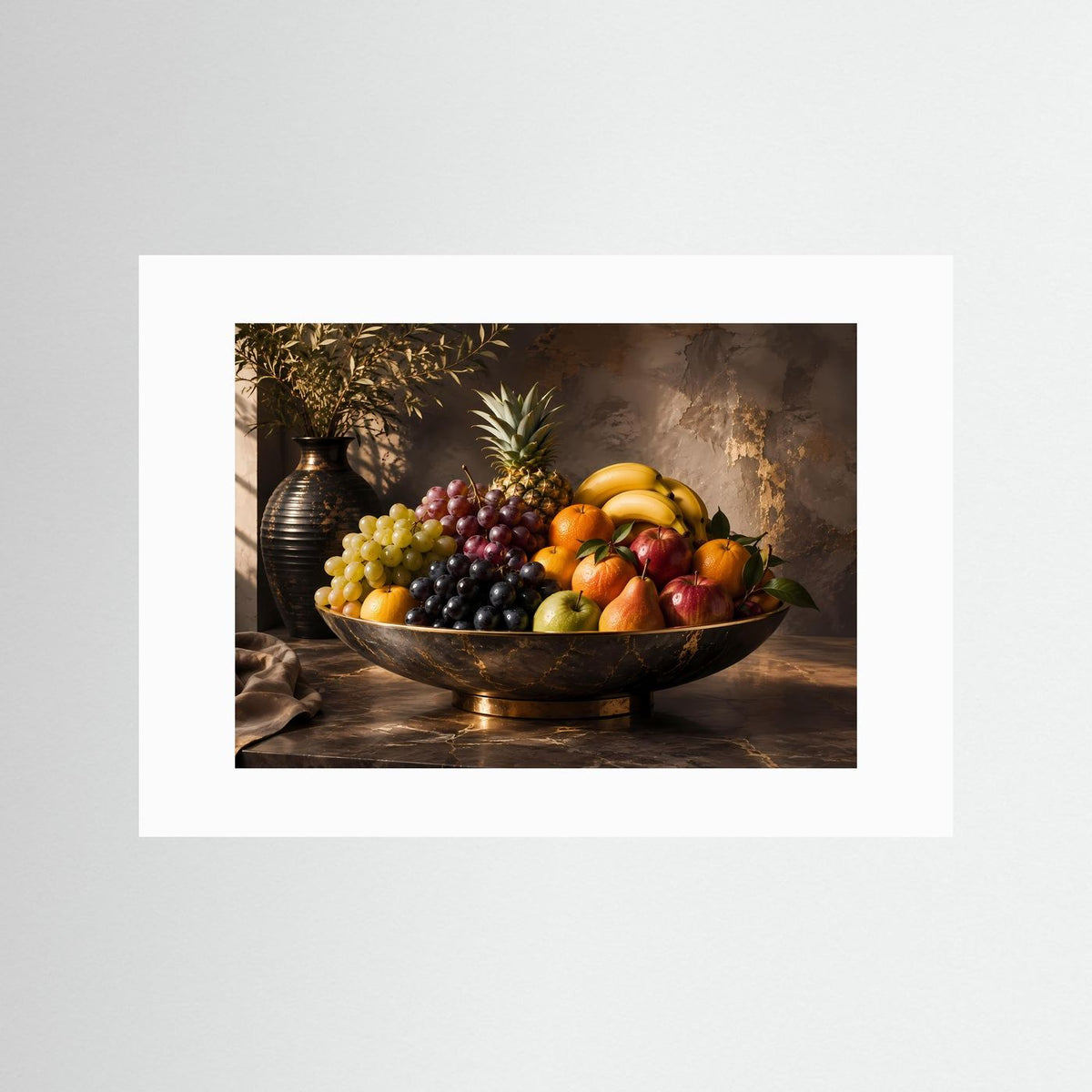 Poster mit Obststillleben und weißem Passepartout: goldene Schale mit Trauben und Bananen
