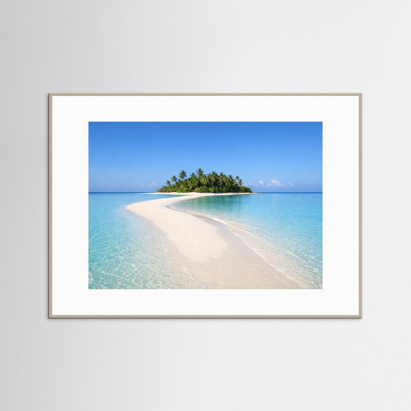 Poster mit Tropeninsel und geschwungener Sandbank im beigen Holzrahmen
