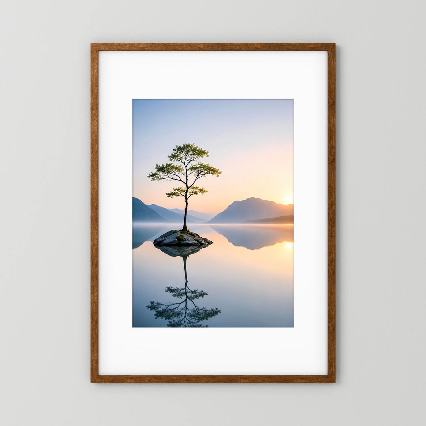 Poster Hochformat mit Baum und Spiegelung im See, brauner Holzrahmen.