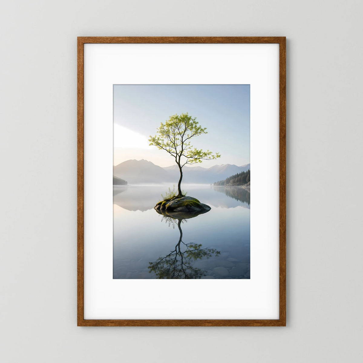 Hochformatiges Poster: einsamer Baum am See mit Spiegelung, brauner Holzrahmen