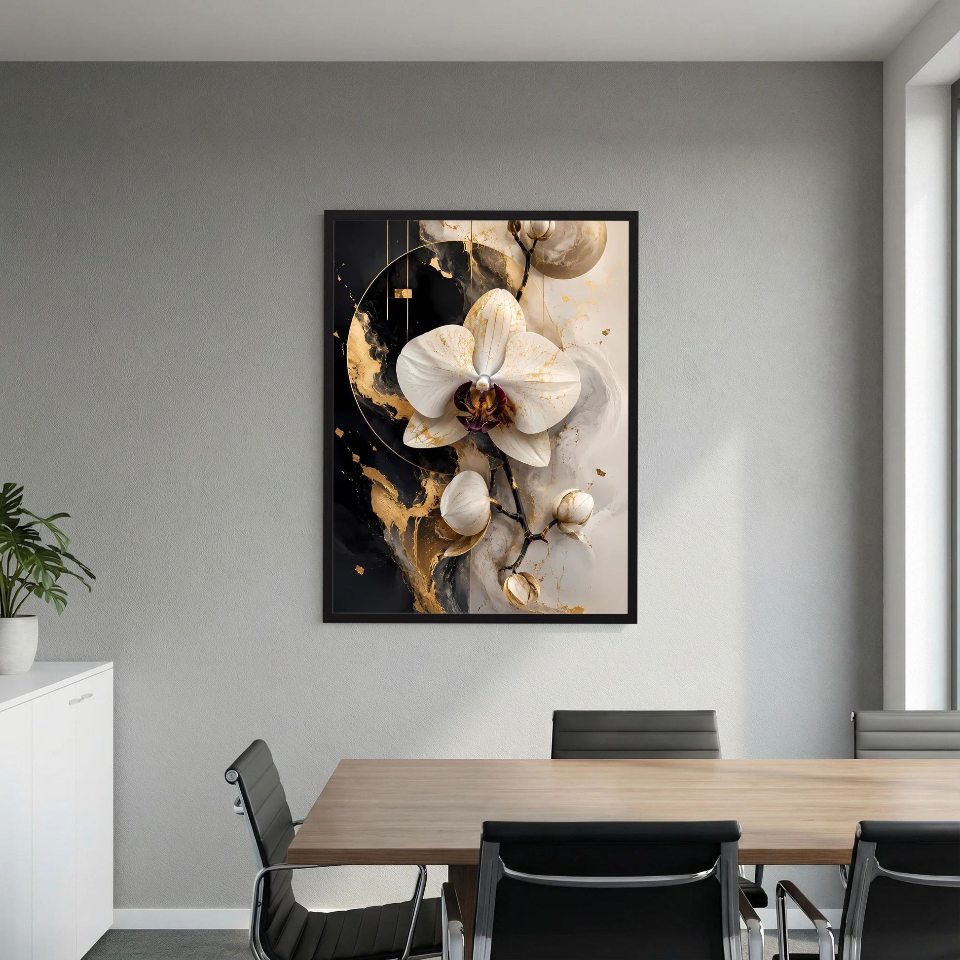 Florales Poster mit weißen Orchideenblüten und goldenen Sprenkeln im schwarzen Rahmen