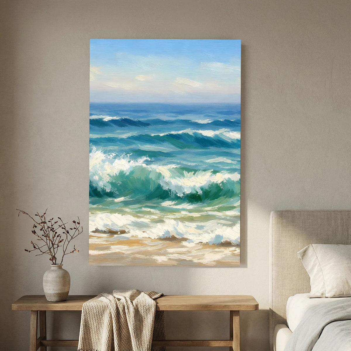 Hochformatiges Poster mit Ansicht von Meer und Strand, türkisfarbene Wellen und Wolken