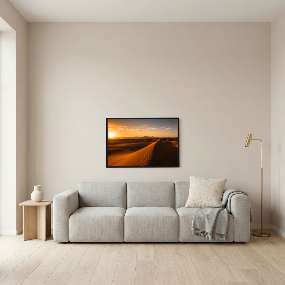 Kleines Wüstenlandschafts-Poster im Querformat mit schwarzem Rahmen und goldenen Dünen