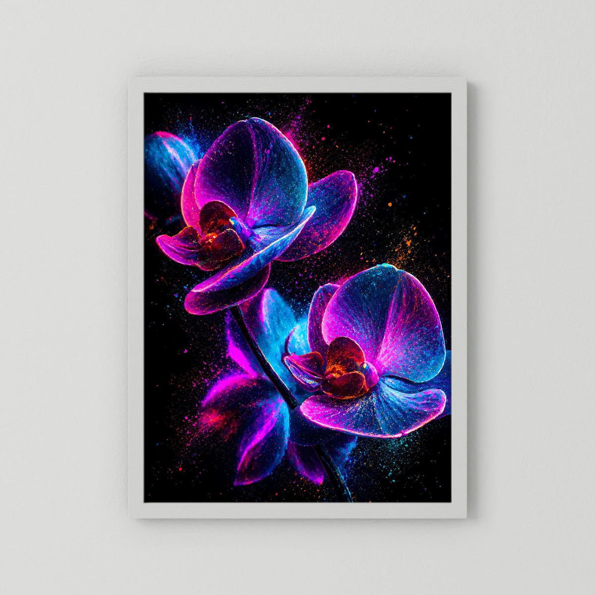 Leuchtendes Orchideenposter mit schwarzem Hintergrund, pink-blauem Lichtmotiv, im weißen Passepartout