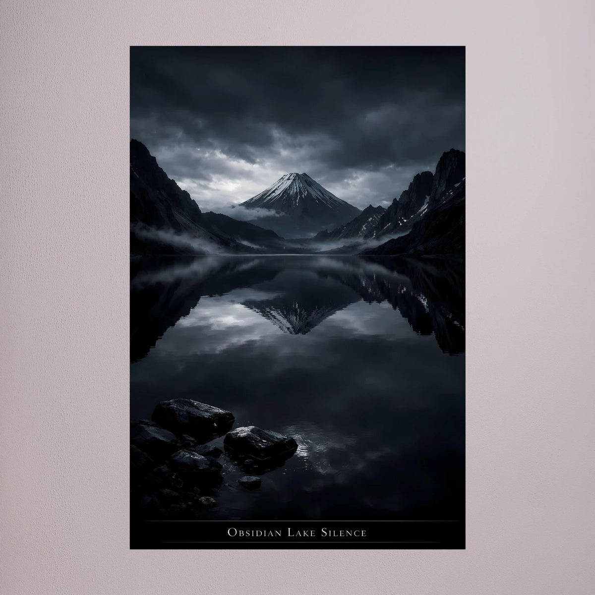 Poster mit Bergsee-Reflexion, dunklen Felsen und Berggipfel