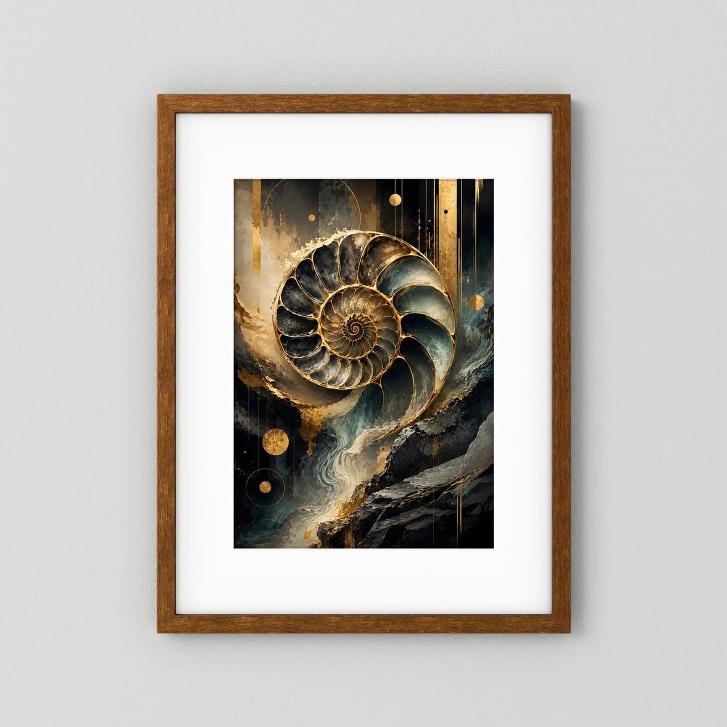 Poster im braunen Holzrahmen mit Ammonitenspirale in Gold, Schwarz und Petrol
