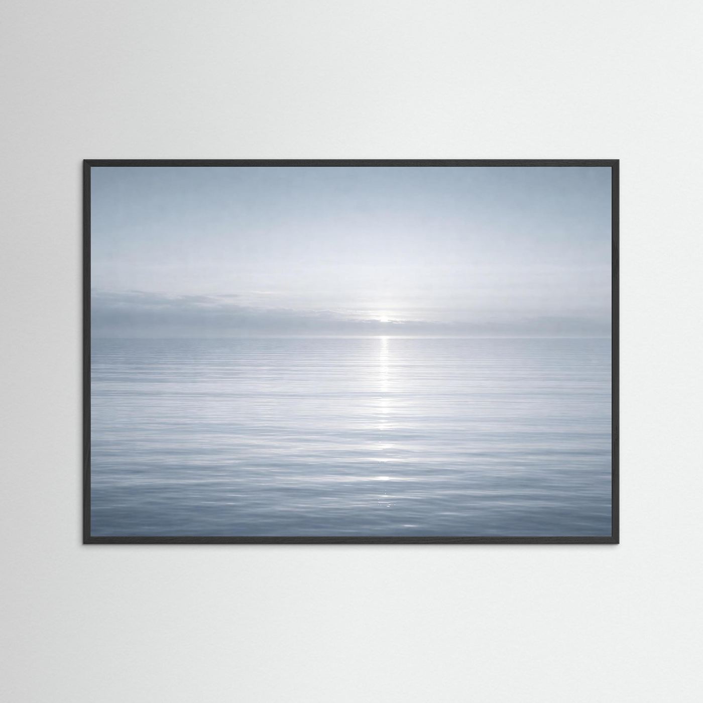 Meerpanorama-Poster im schwarzen Rahmen mit nebligem Horizont, Querformat