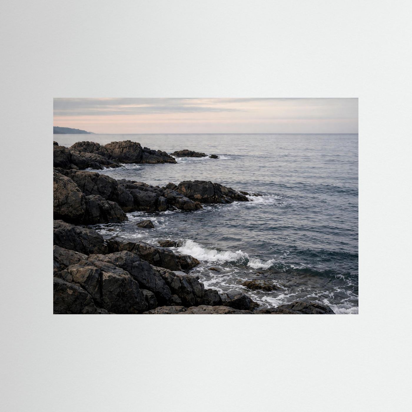 Panoramaposter Meeresufer mit schwarzen Felsen und Wellen, Querformat