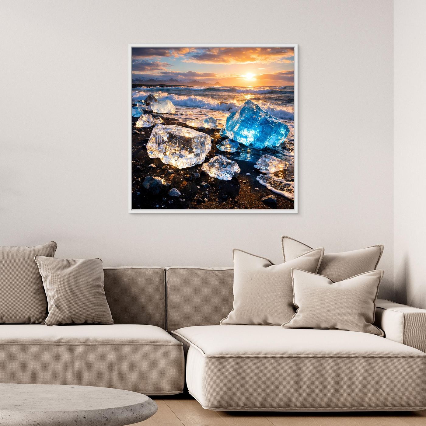 Leinwandbild mit Eisschollen am Strand bei Sonnenuntergang, rechteckig, heller Rahmen