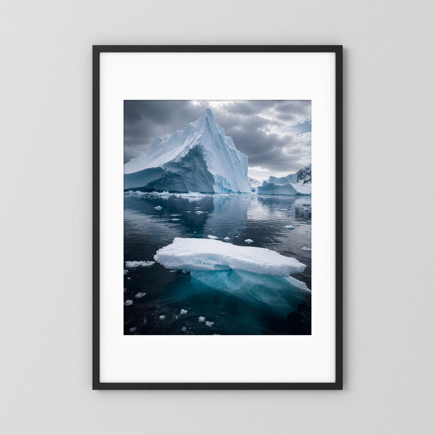 Poster mit Antarktis-Eislandschaft: Gletscherspitze, blaues Eis und Wasser, schwarzer Rahmen