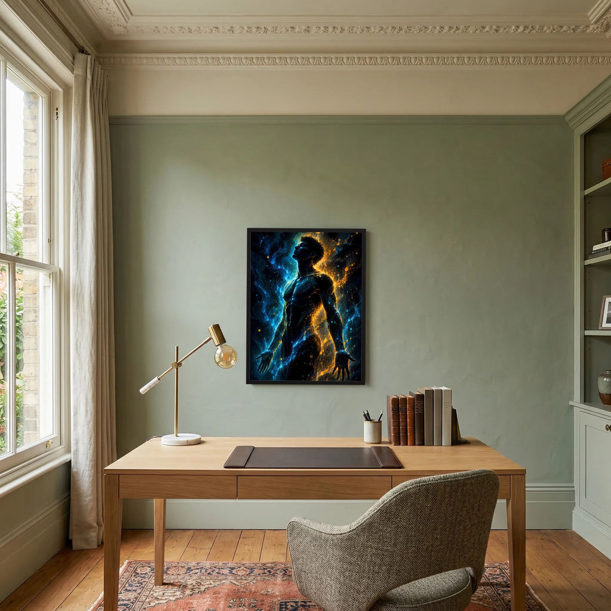 Gerahmtes Poster mit männlicher Silhouette, Blau und Gold leuchtend, mittig an der Wand.