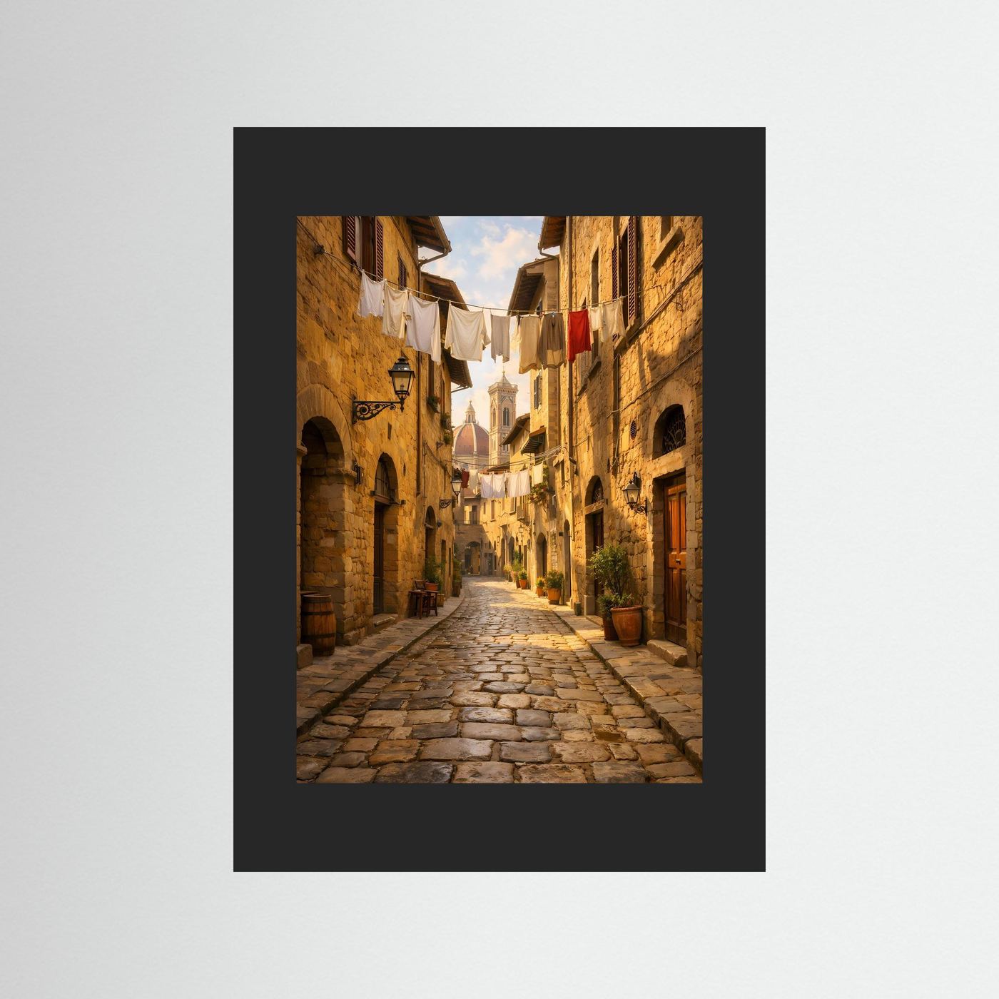 Wandbild mit schwarzem Rahmen: Historische Gasse mit Wäscheleinen und Kopfsteinpflaster