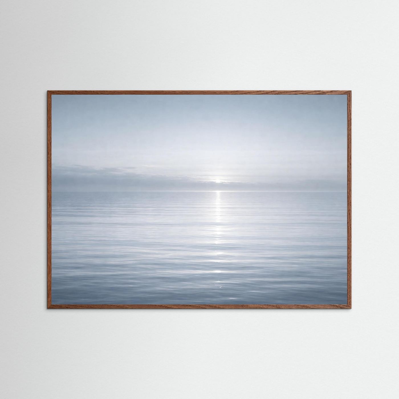 Meerpanorama-Poster im dunkelbraunen Rahmen mit nebligem Horizont, Querformat