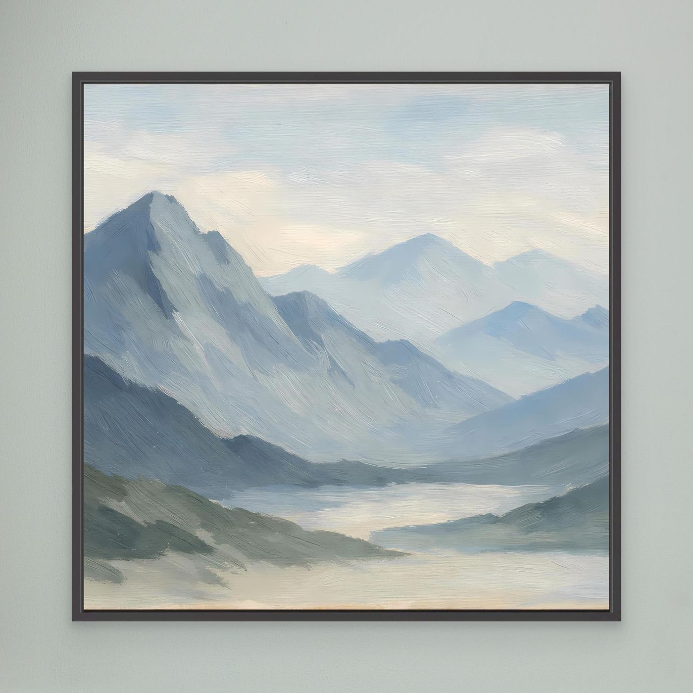 Leinwandbild mit Berglandschaft im Nebel, schwarz gerahmt, hellblaue Farbpalette.