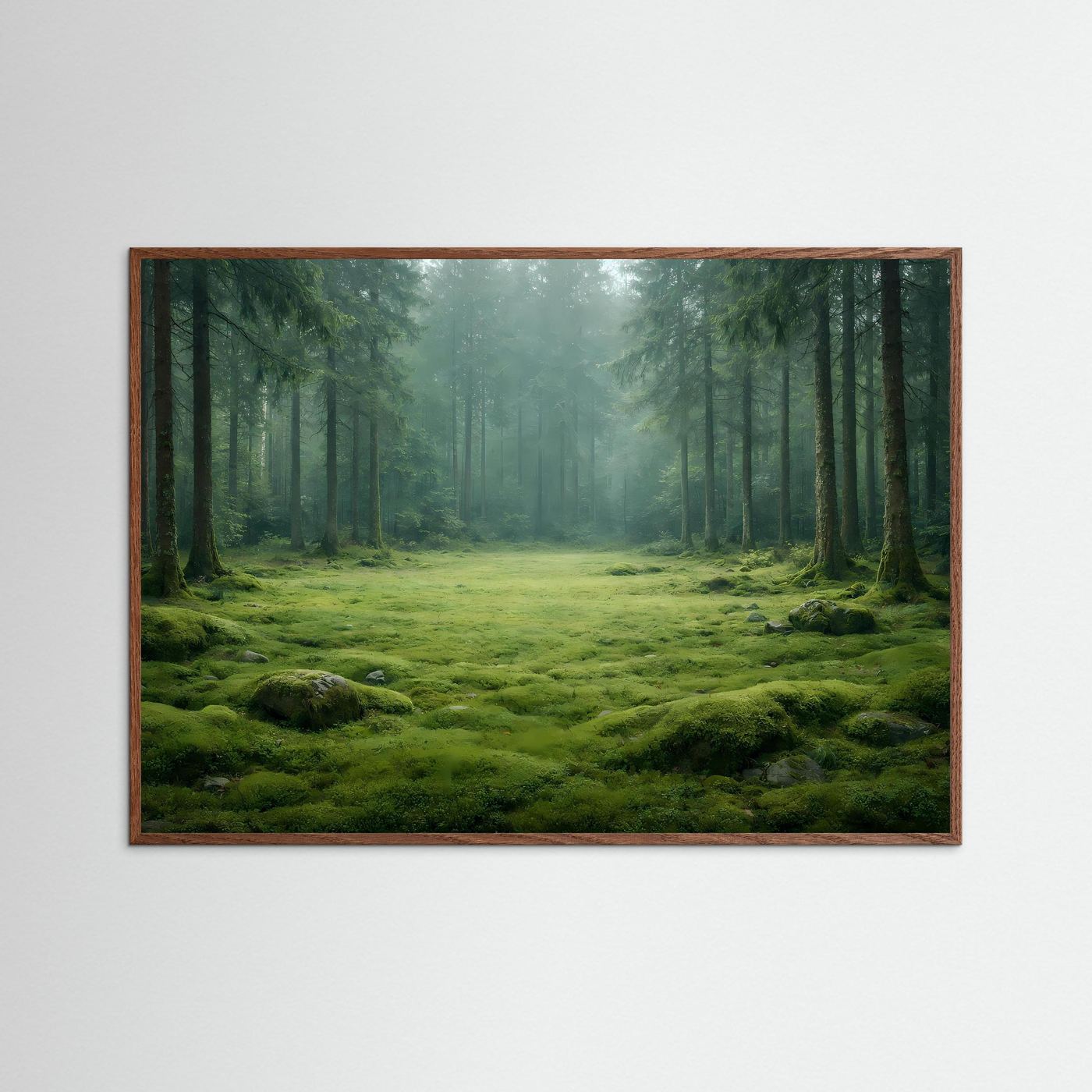 Wandbild mit dunkelbraunem Holzrahmen: grüner Wald mit Moosteppich und Nebellichtung.