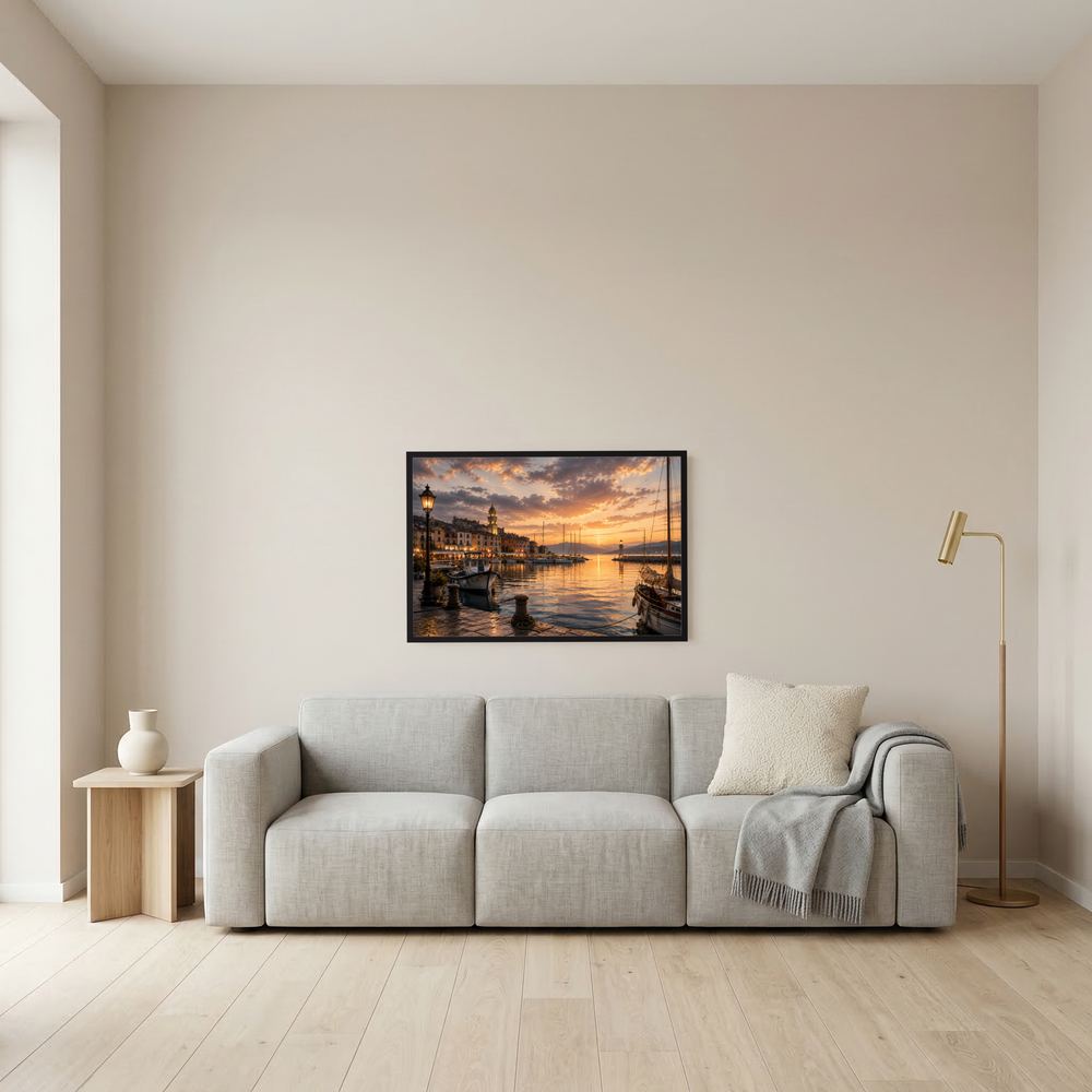 Wandposter im Querformat mit schwarzem Rahmen: Hafen bei Sonnenuntergang und Liegeboote