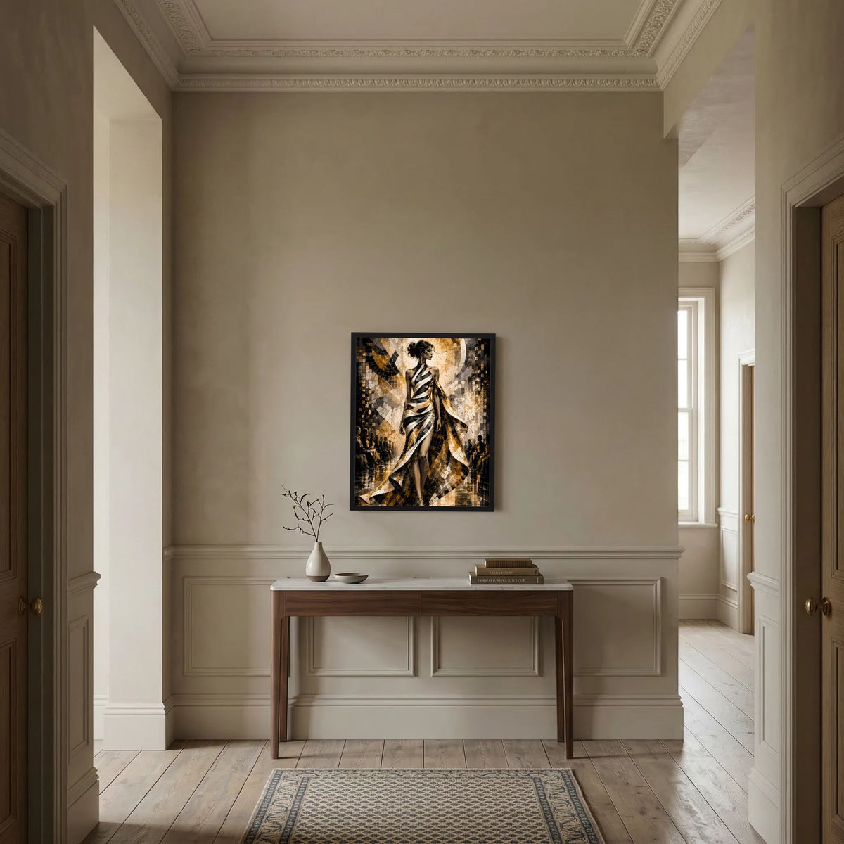 Gerahmtes Hochformat-Poster mit Frau in gemustertem Schwarz-Weiß-Gold-Kleid