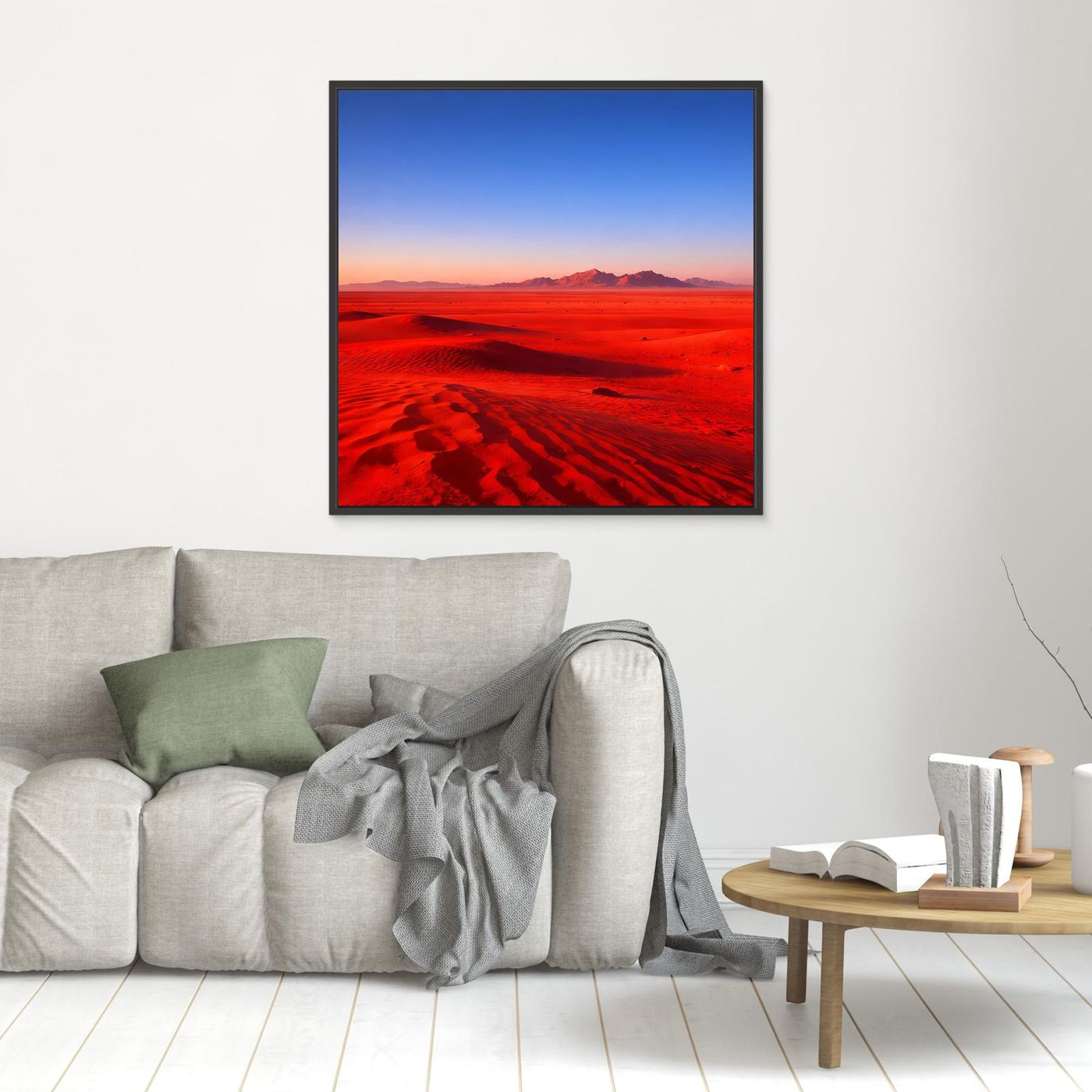 Leinwandbild mit schwarzem Rahmen, rote Wüste mit Dünen und blauem Himmel