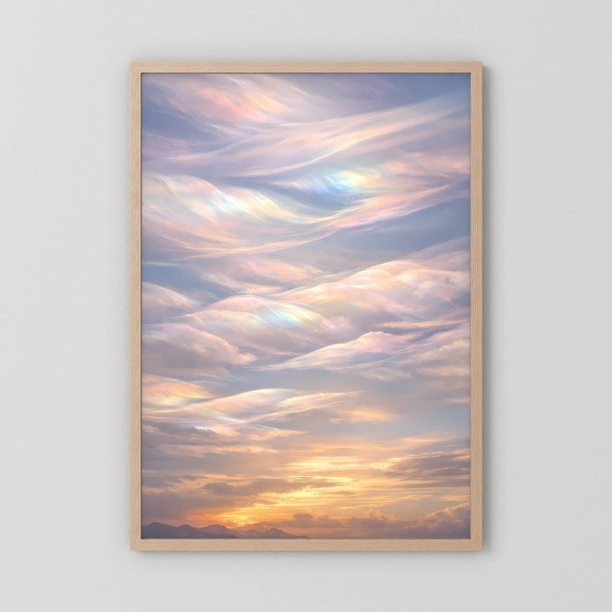 Wandposter im Hochformat mit hellem Holzrahmen und pastellfarbenen Schimmerwolken am Sonnenuntergang.