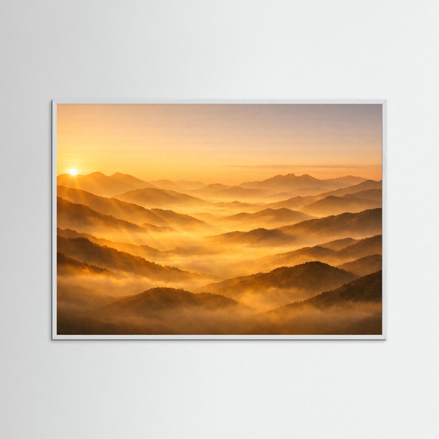 Panoramaposter mit Sonnenaufgang über Berglandschaft und Nebel im weißen Holzrahmen