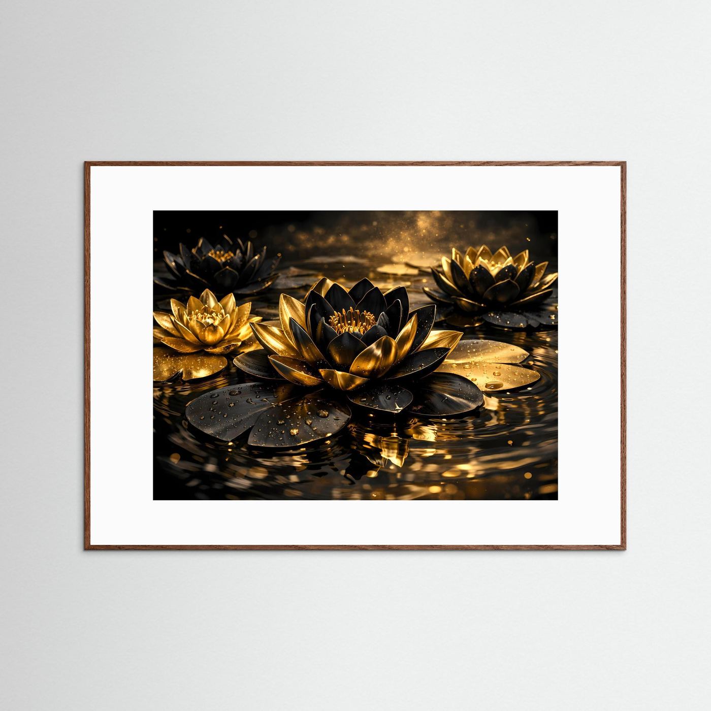 Wandbild mit goldenen Lotusblüten und Wasserreflexion, dunkelbrauner Holzrahmen.