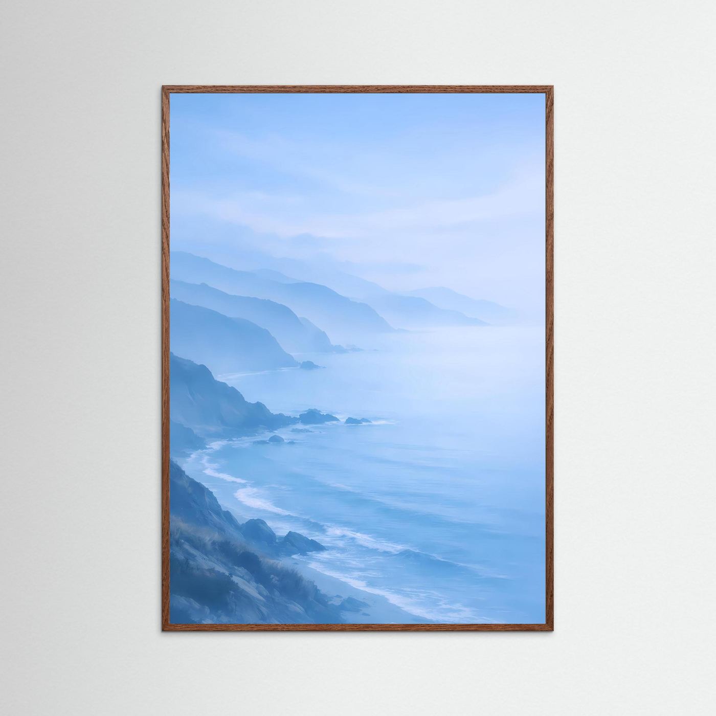 Küstenposter im Hochformat mit dunklem Eichenholzrahmen und pastellblauer Nebellandschaft