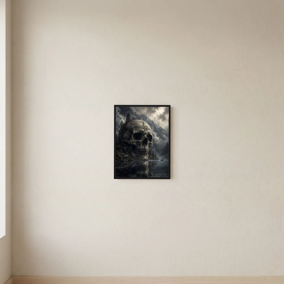 Totenkopf-Poster im schwarzen Rahmen mit Bergen, Wolken und bedrohlicher See-Spiegelung.