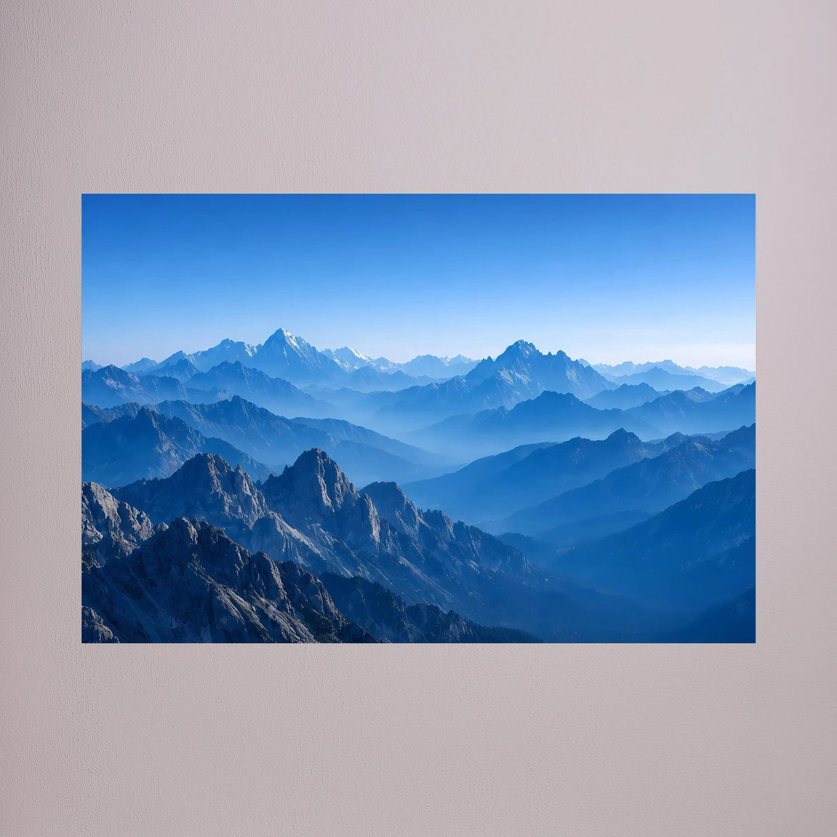 Nahansicht: Querformat-Wandposter mit blauem Bergpanorama und Nebelschichten