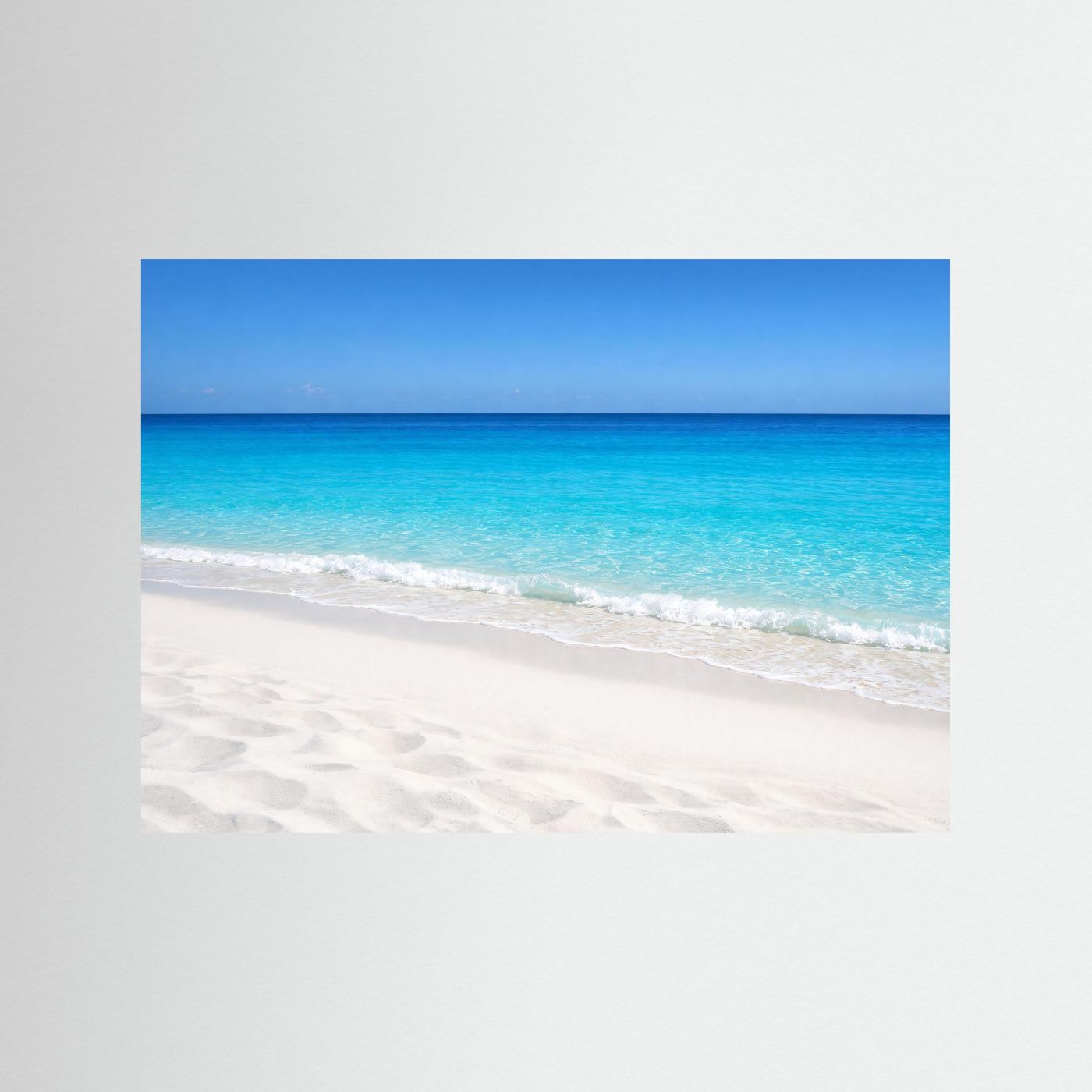 Strandfoto-Poster im Querformat mit blauer Umrandung, Meer und weißem Sand