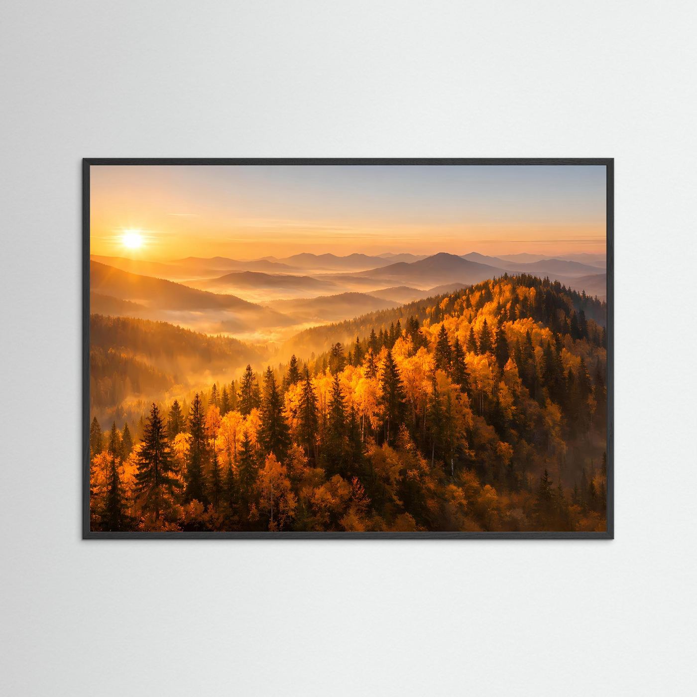 Poster mit Landschaftsmotiv und schwarzem Holzrahmen: goldener Herbstwald bei Sonnenaufgang.