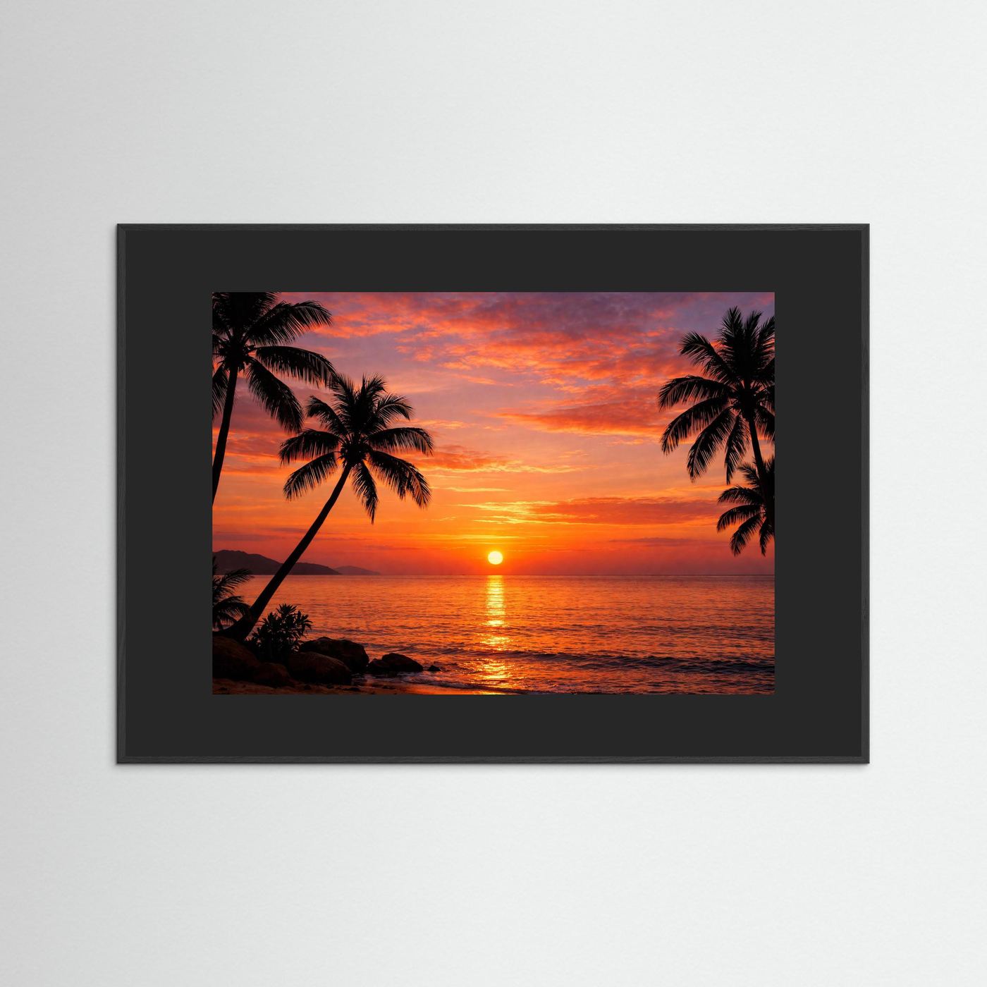 Poster mit Sonnenuntergang über dem Meer und Palmen-Silhouetten, in dunkelgrauem Rahmen