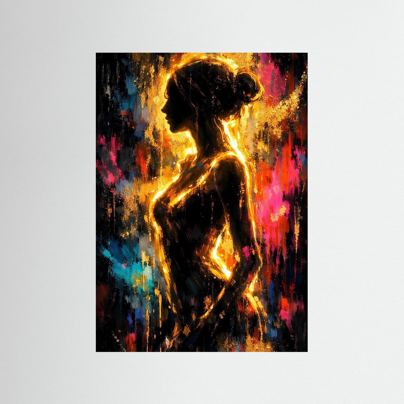 Abstraktes Kunstposter mit goldener Frauen-Silhouette und buntem Spritzbild im Hochformat