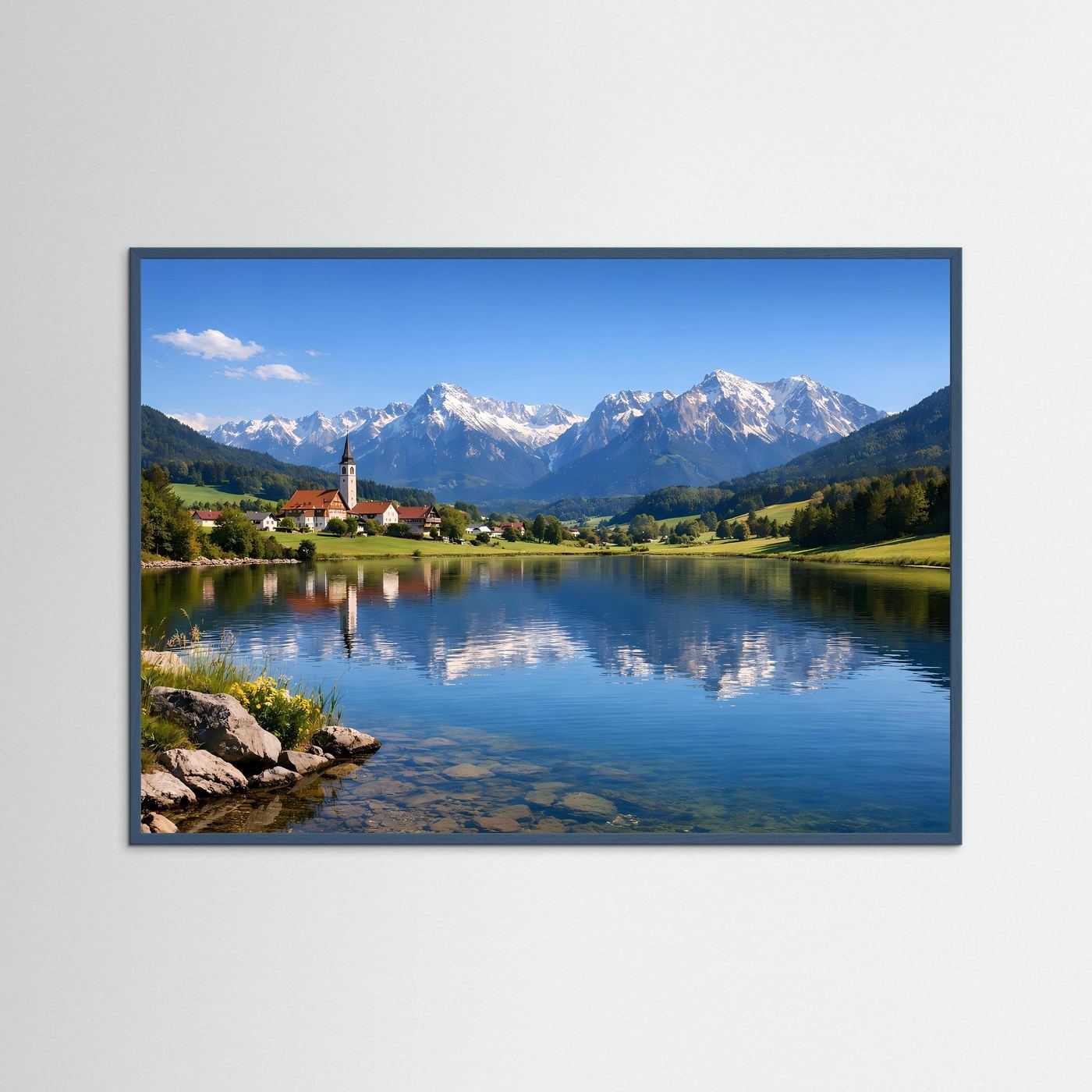 Alpensee-Poster im grauen Rahmen, Dorf am Ufer und spiegelndes Wasser mit Bergen
