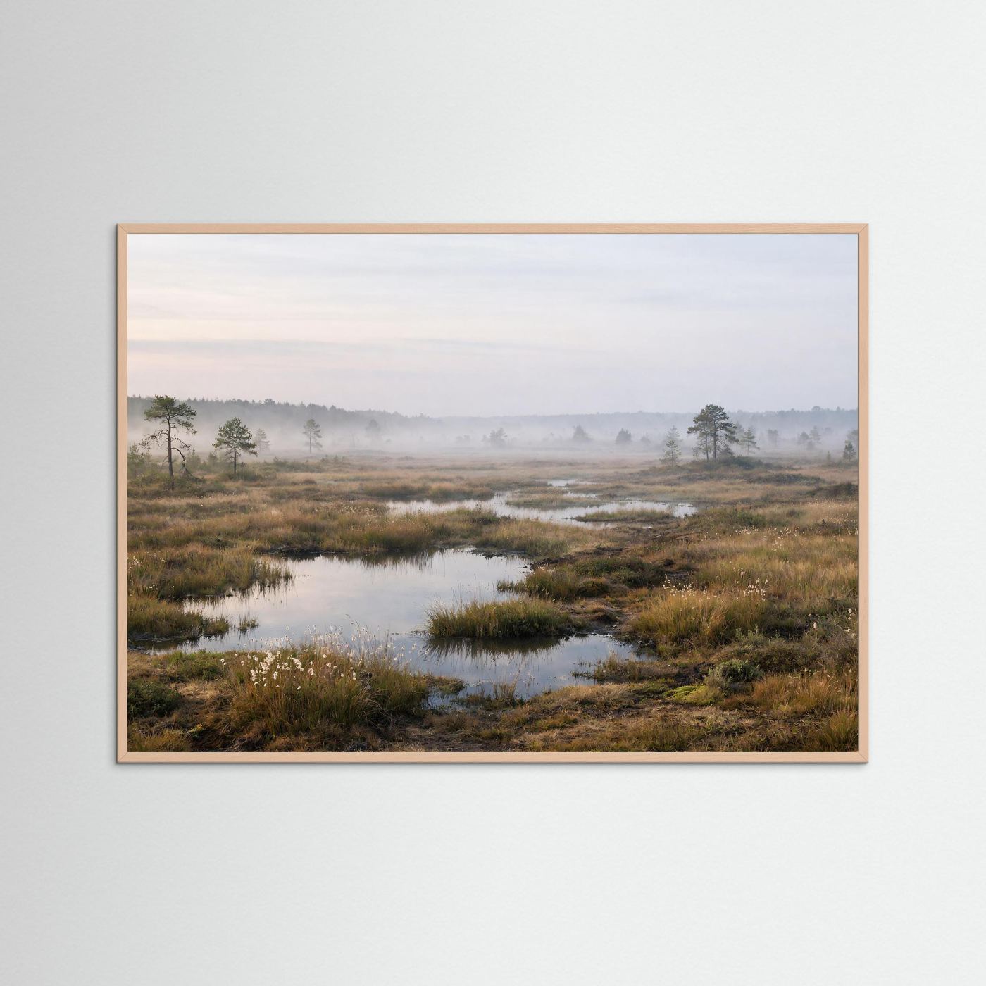 Poster mit Panorama-Moorlandschaft: schimmernder Wasserlauf im Morgennebel, Holzrahmen hellbraun.