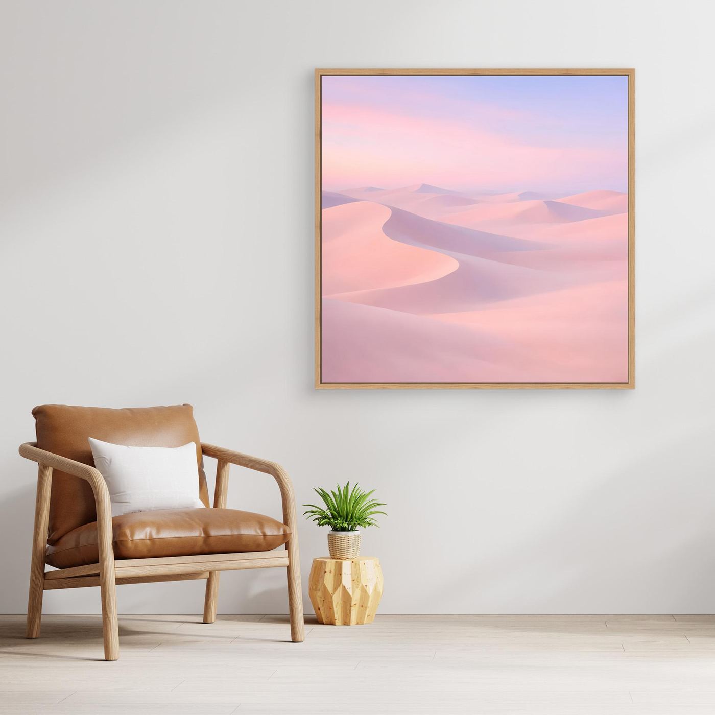 Quadratisches Leinwandbild mit Wüstendünen in Pastellrosa/Violett, hellgoldener Rahmen