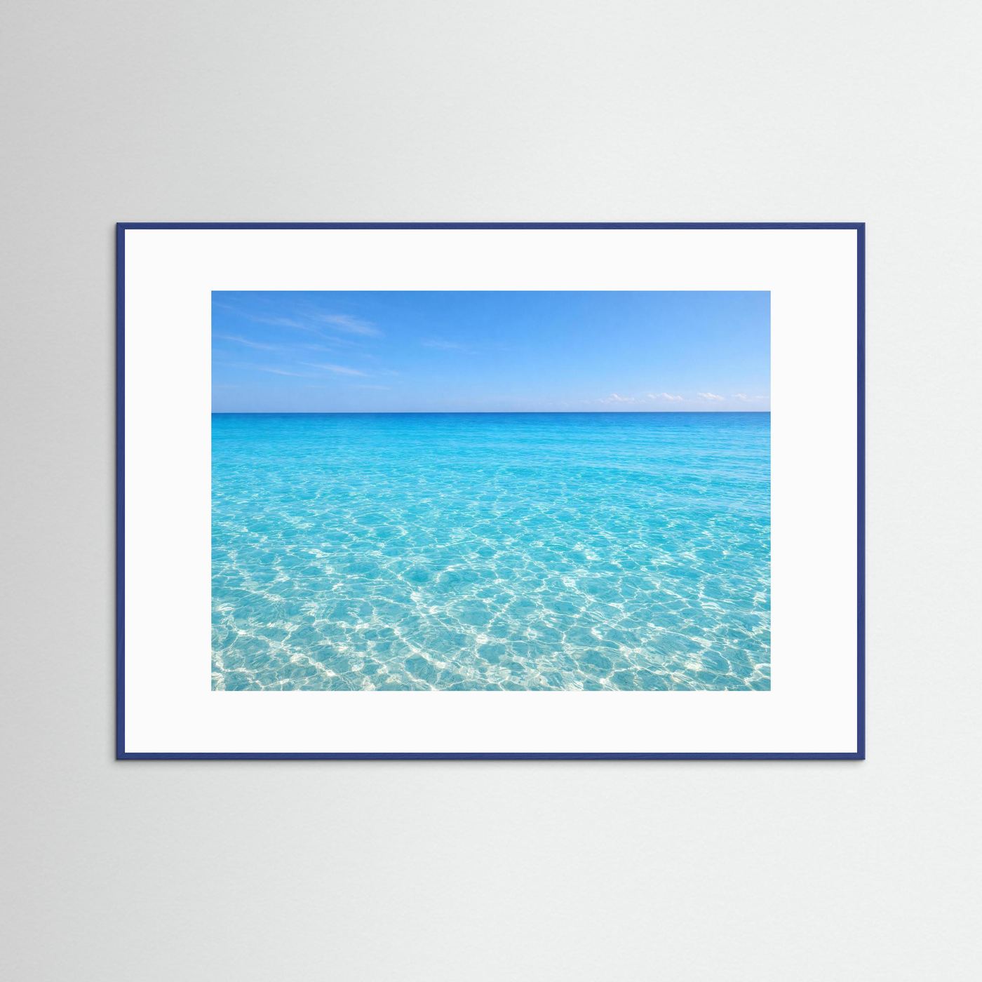 Wandbild mit Meerwasser-Fotomotiv, türkisblaues Meer, weißer Rahmen mit blauer Außenkante
