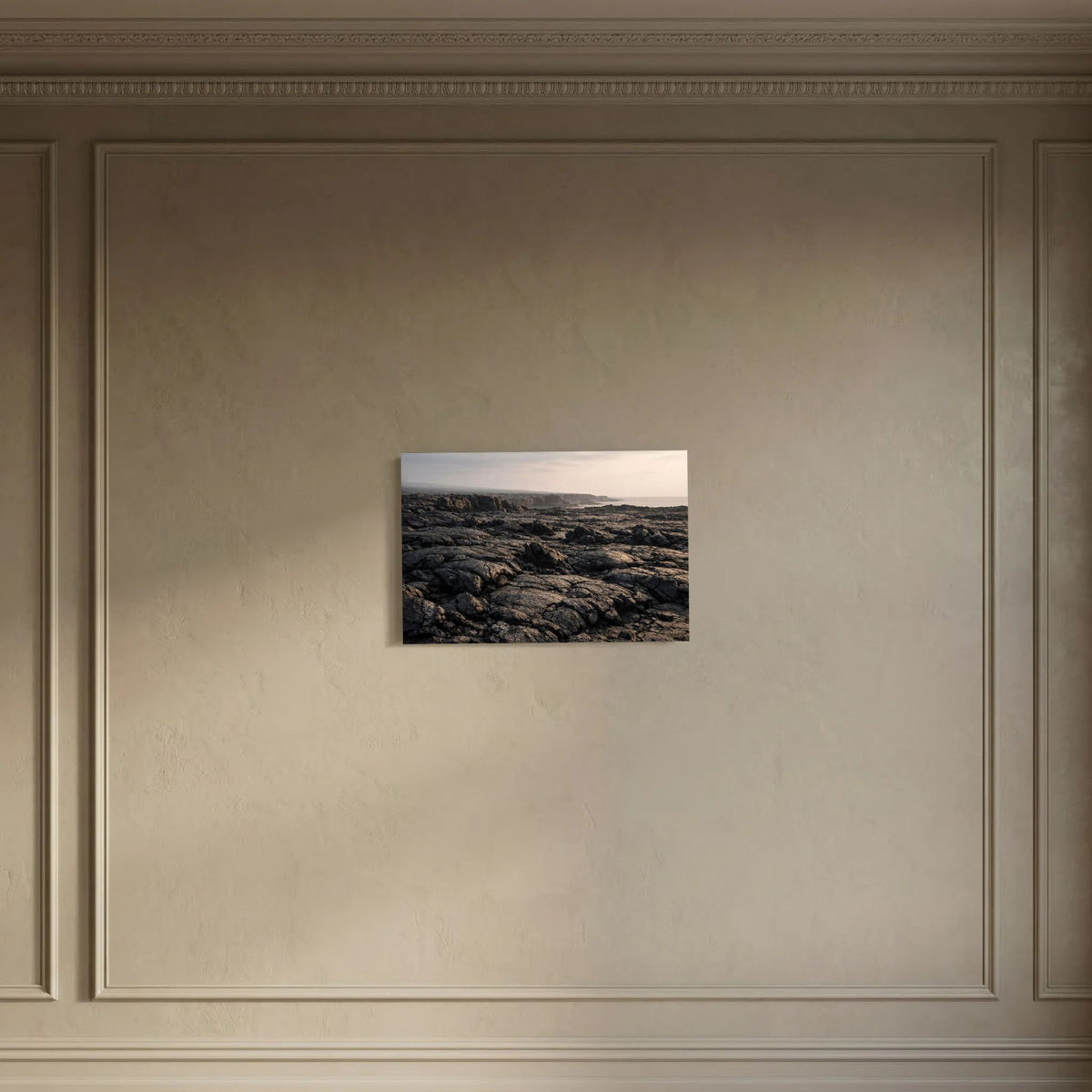 Wandposter mit Lavafeldern an der Küste, schwarzes Gestein und schmale, helle Darstellung