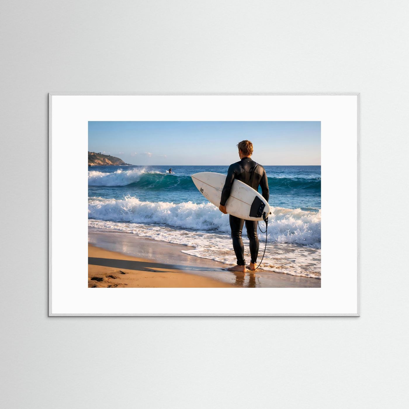 Surfer-Poster im Querformat mit Person und Surfboard, klare Brandung am Ufer