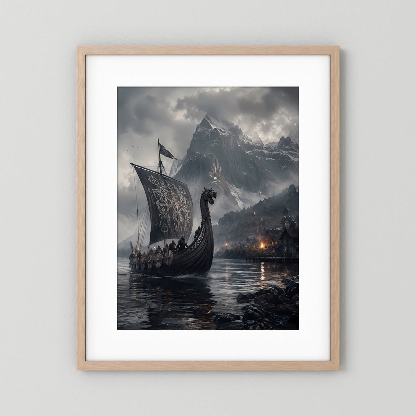 Poster mit Wikinger-Langschiff im Fjord, naturfarbener Holzrahmen