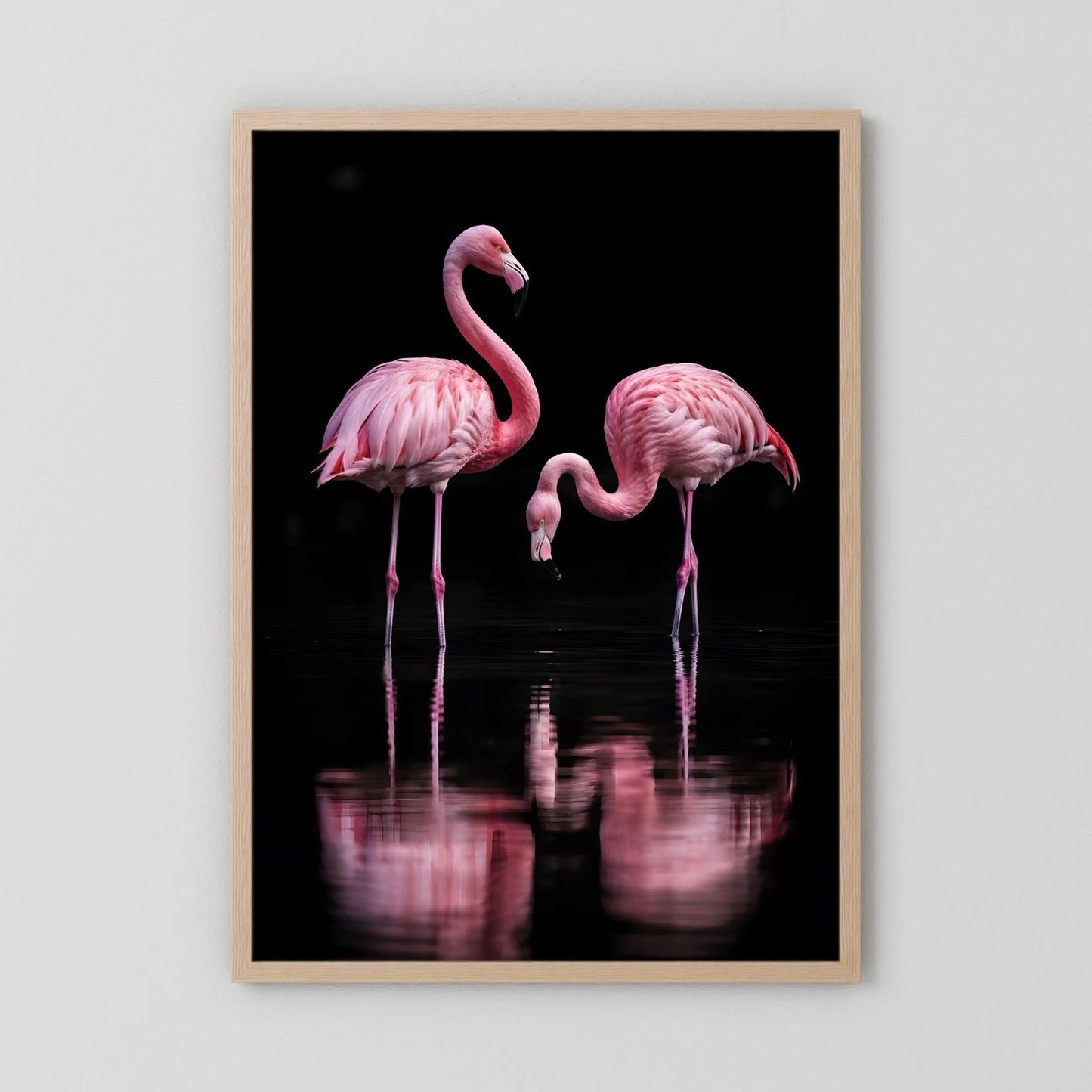 Hochformatiges Poster mit zwei rosa Flamingos in hellem Holzrahmen; schwarzer Grund mit Spiegelung
