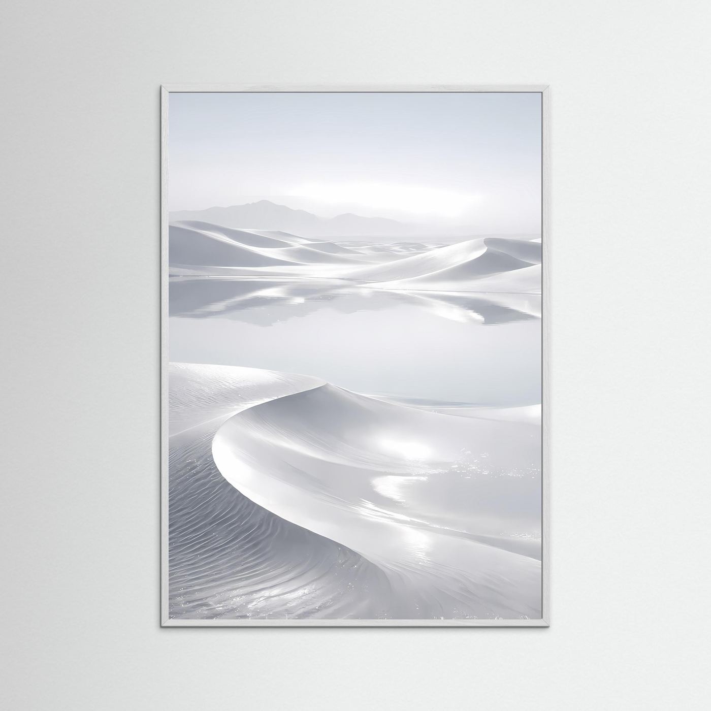 Wüstenposter mit abstrakter Dünenlandschaft in Weiß und Grau, grauer Holzrahmen
