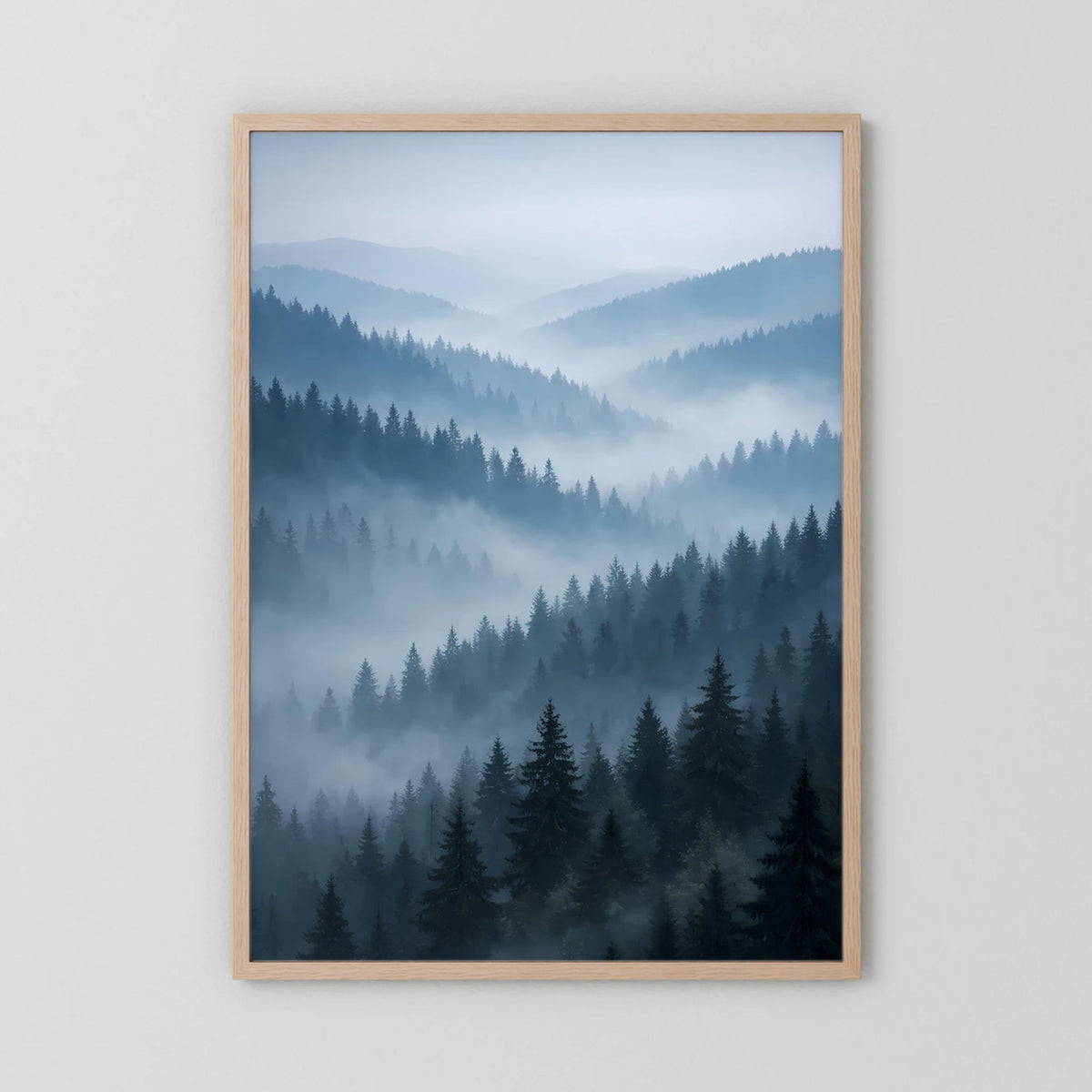 Hochformatiges Naturposter mit nebligem Tannenwald, Holzrahmen in Naturtönen