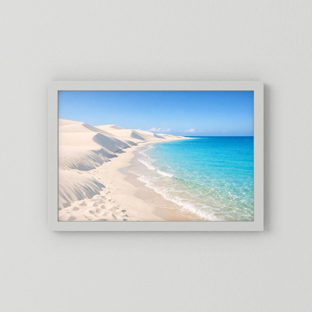 Wandbild mit Sanddünen und türkisfarbenem Meer, querformat, weißer Rahmen