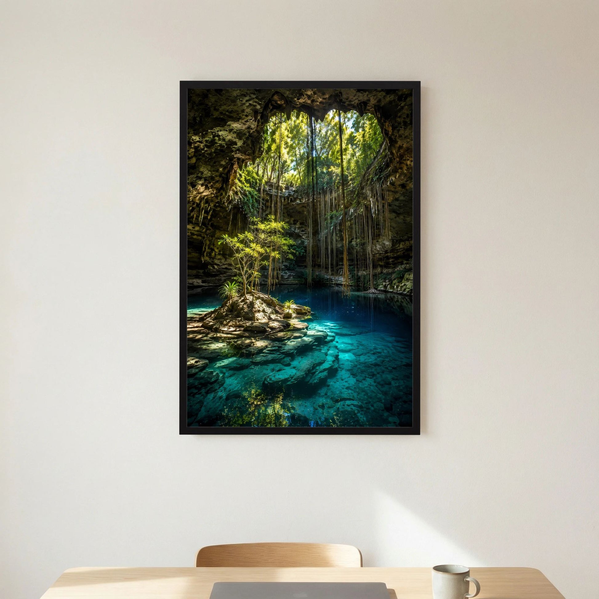 Hochformat-Poster mit schwarzem Rahmen und Motiv: türkisfarbenes Wasser in einer Höhle