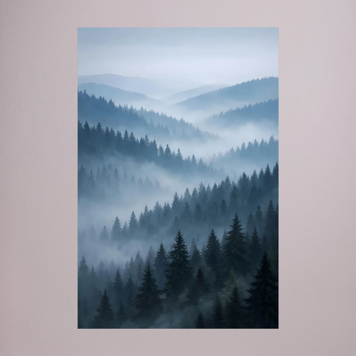 Hochformatiges Naturposter mit nebligem Tannenwald und Bergen in Blau-Grau