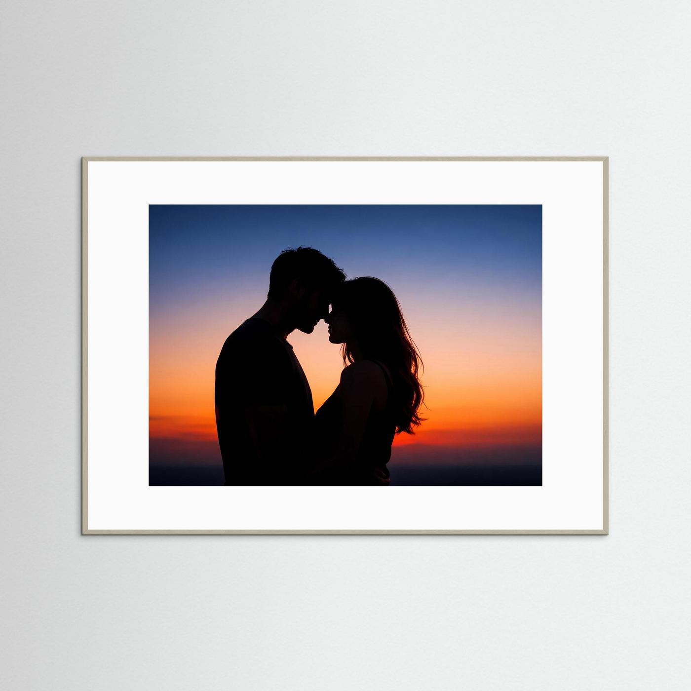 Poster im Querformat mit Paar-Silhouette im Sonnenuntergang, heller Holzrahmen mit weißem Rand
