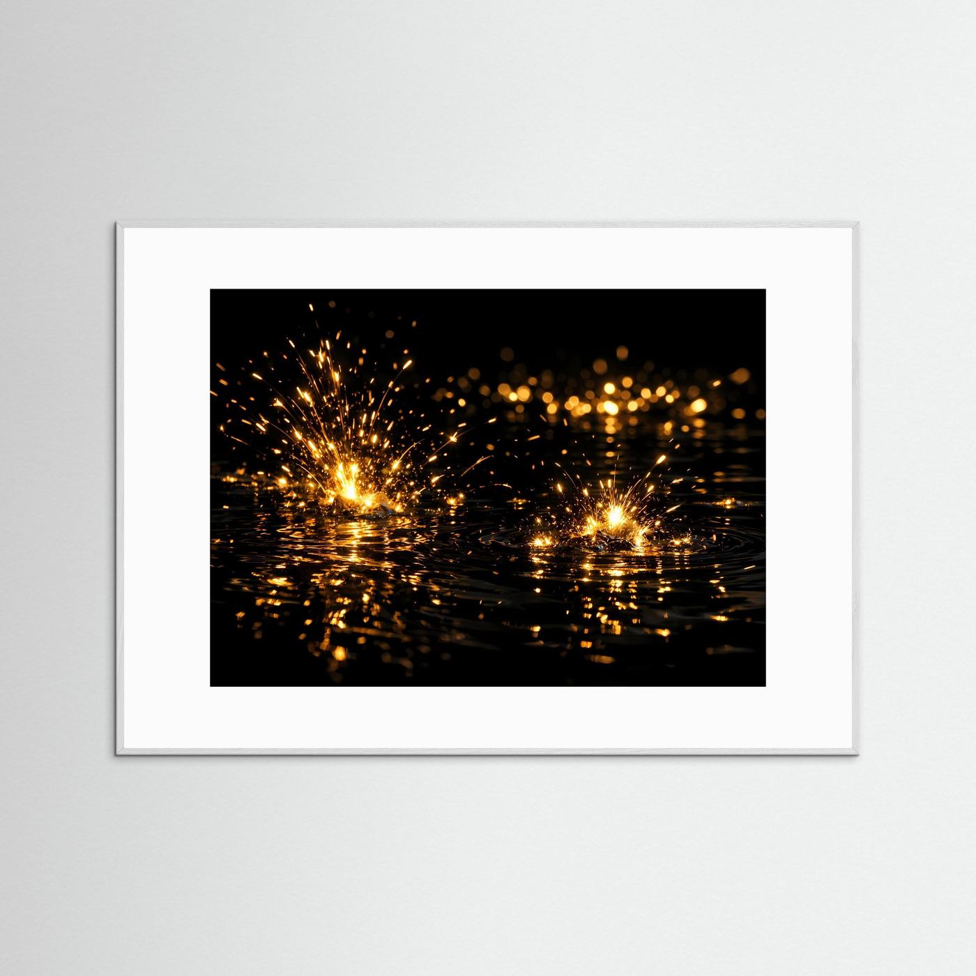 Abstraktes Wandbild mit goldenem Funkenregen auf dunklem Wasser, weißer Rahmen