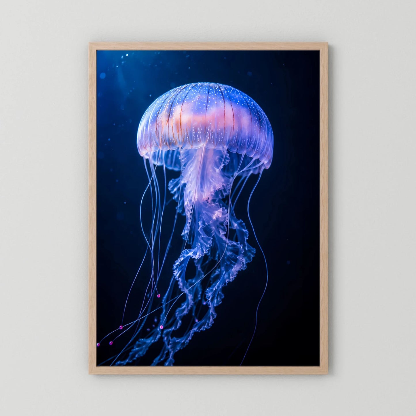 Poster mit Holzrahmen (Eiche) und leuchtender Qualle in Blau-Violett, hochformatig