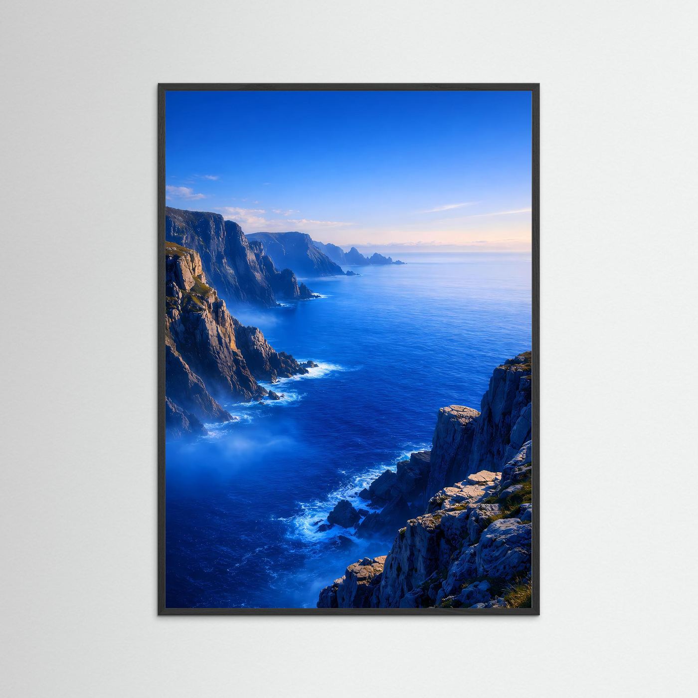 Ozean-Klippenposter im Hochformat, blaues Meer und Felsenküste, mit schwarzem Rahmen