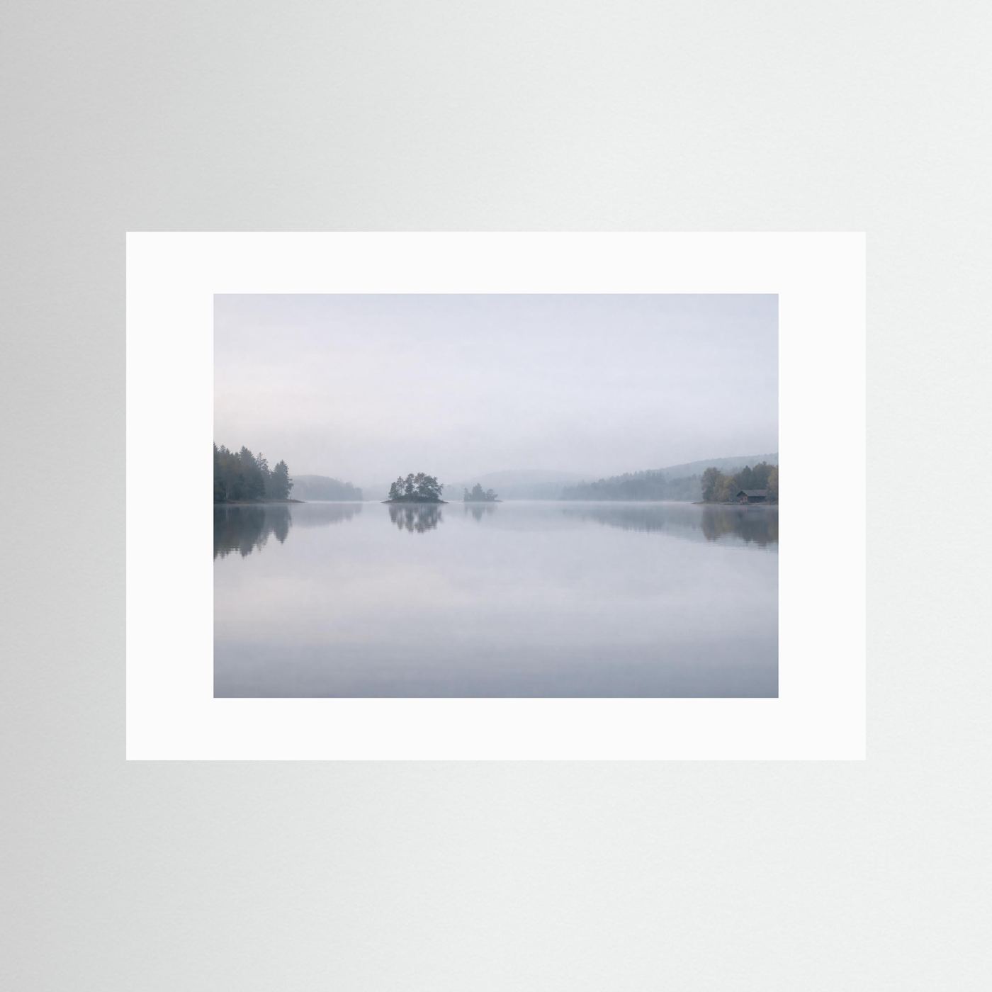 Stille im Nebel | Skandinavischer See Naturposter Querformat